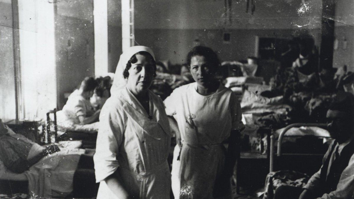 Borka Demic, responsable de enfermeras, y una enfermera española en la sala 10 del hospital Pasionaria de Murcia en 1937