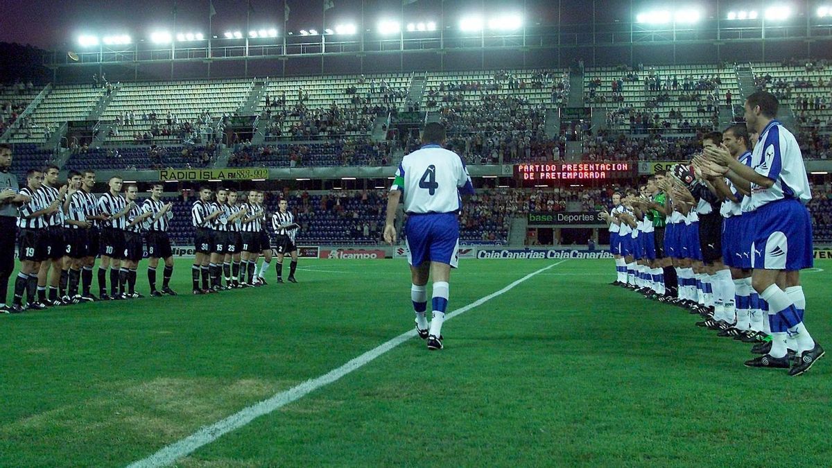 Toño pisa el césped como jugador del CD Tenerife en el partido de homenaje a su carrera como blanquiazul