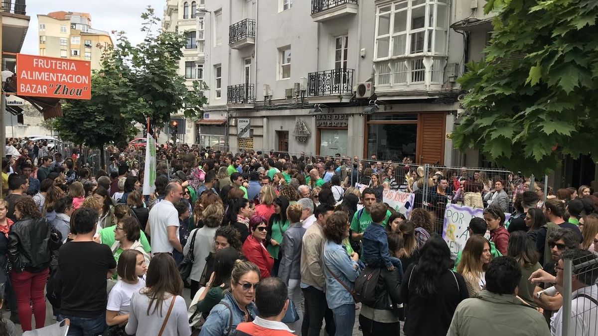 Los docentes, junto a algunas familias y alumnos, se han concentrado frente a la sede del Gobierno.