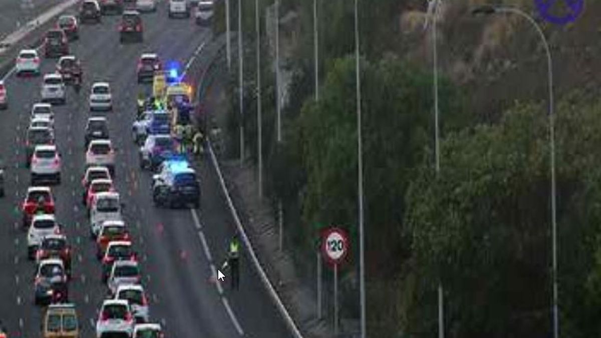 Los equipos de emergencias, en el lugar en el que el hombre cayó, junto a la TF-5.