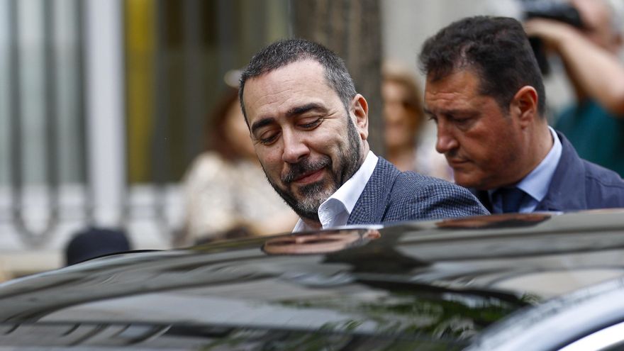 Víctor Aldama sale del Tribunal Supremo después de la vista de su juicio el 30 de abril.