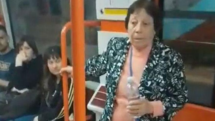 Otra sobreviviente de la dictadura cuenta su historia en el subte para pedir que no voten a Milei