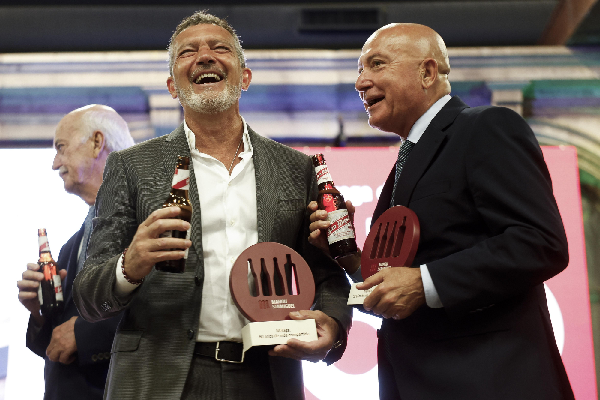 Antonio Banderas con el premio que le entregaron en el acto 'Málaga, 60 años de vida compartida'