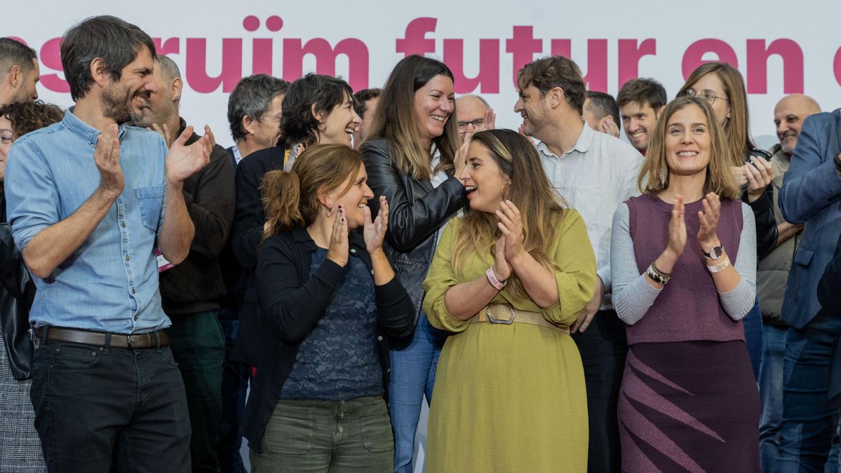 Imagen de la última asamblea de los Comuns, con el ministro de Cultura, Ernest Urtasun, las coordinadoras del partido, Gemma Tarafa y Candela López, y la líder de los Comuns en el Parlament, Jéssica Albiach