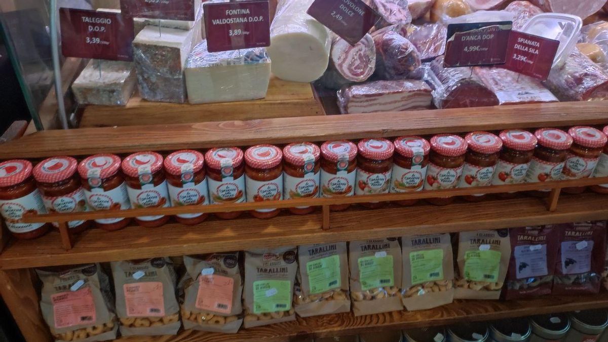 Productos de diverso tipo en el Mercato Italiano.