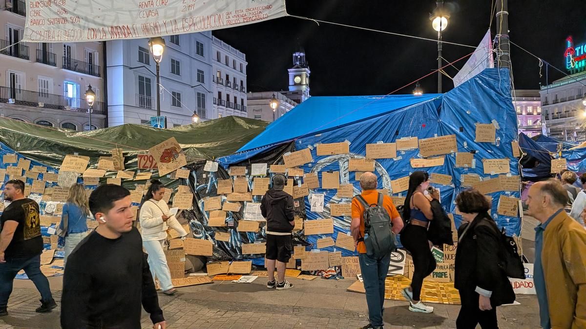 La protesta de Sol empieza a hablar de desacampada, pero no pone fecha aún a su salida