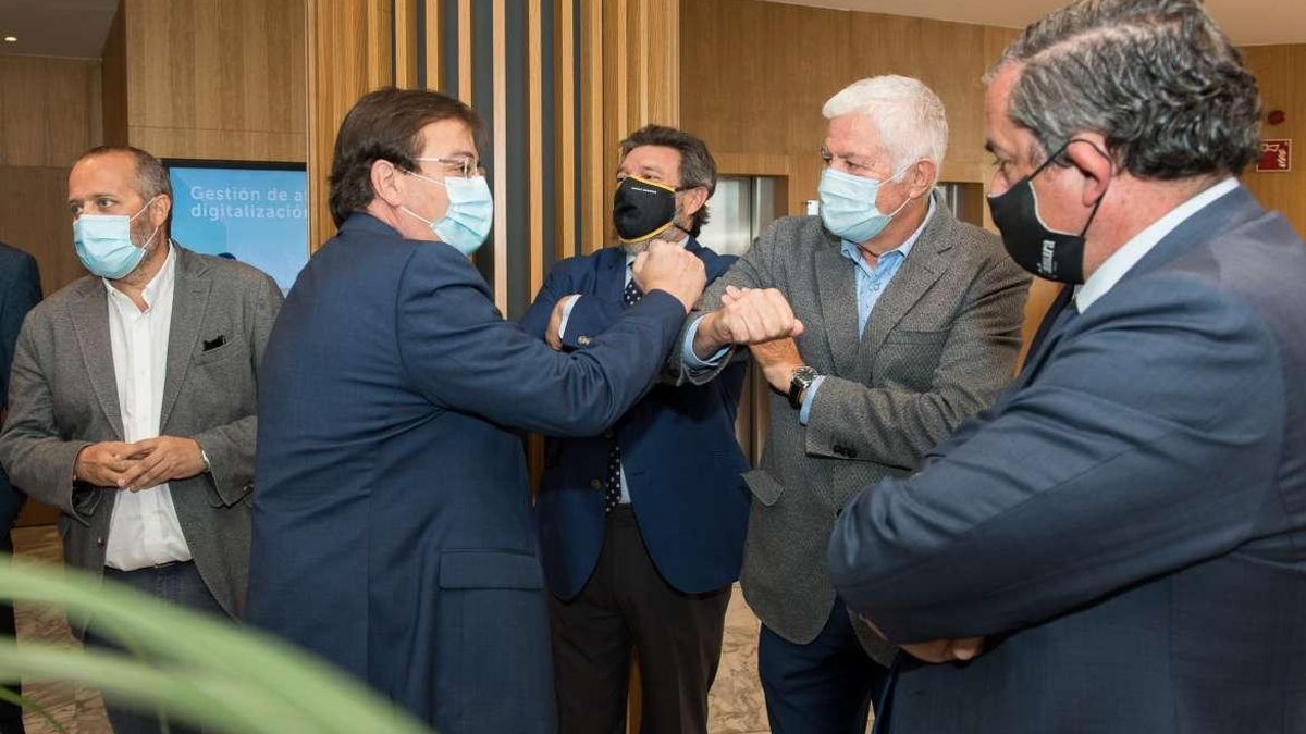 Fernández Vara tras su ponencia en el Círculo Empresarial Cacereño