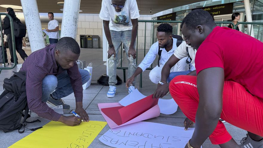 Un grupo de estudiantes de África se encuentra varado en el aeropuerto de Lisboa
