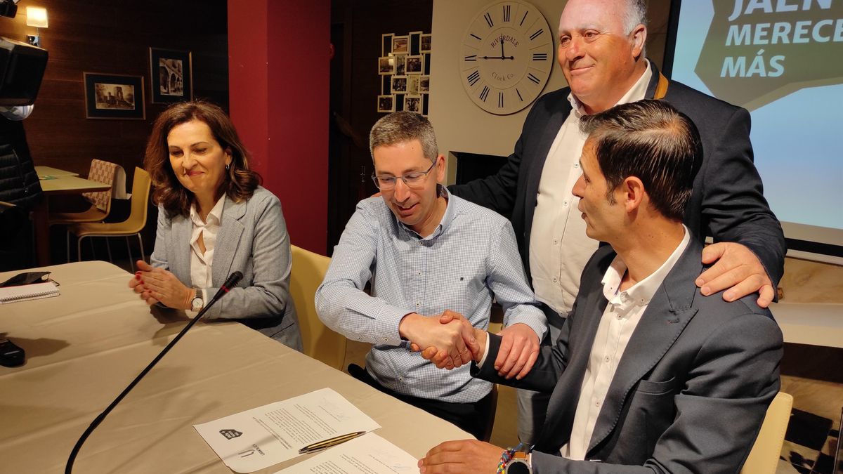 Javier Saigner y Juan Manuel Camacho escenifican el acuerdo sobre la candidatura unitaria de Jaén Merece Más y Levanta Jaén/Archivo