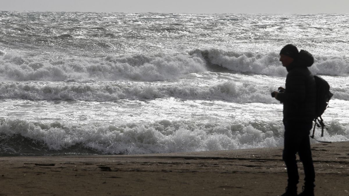 Aviso naranja este martes en Almería y amarillo en Cádiz, Granada y Málaga por lluvia, oleaje y viento