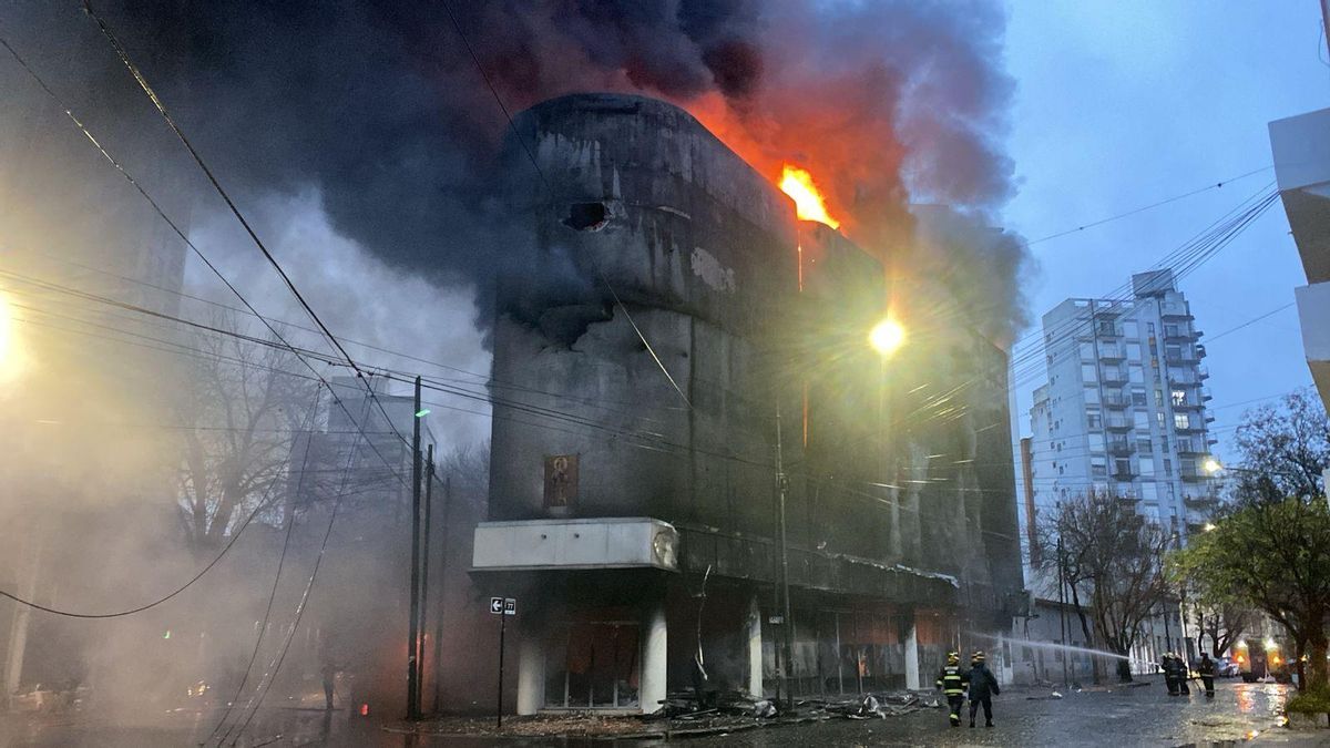 Las tres plantas del galpón de electrodomésticos ubicado en diagonal 77 y 48, en el centro de La Plata, fueron afectadas por el suelo.