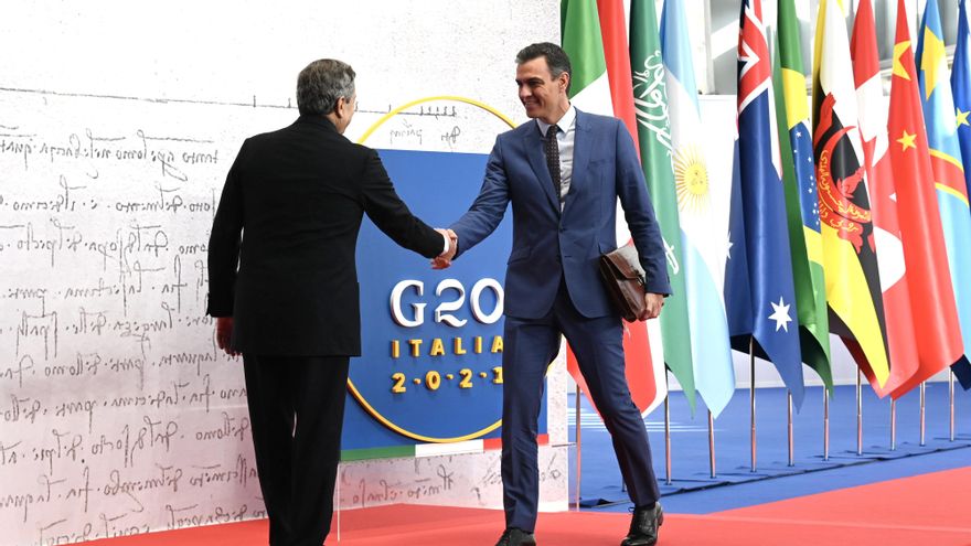 El presidente del Gobierno de España, Pedro Sánchez (d), y el primer ministro italiano, Mario Draghi (i), durante la cumbre del G20, en el centro de congresos de la Nuvola, a 20 de octubre de 2021, en Roma (Italia).