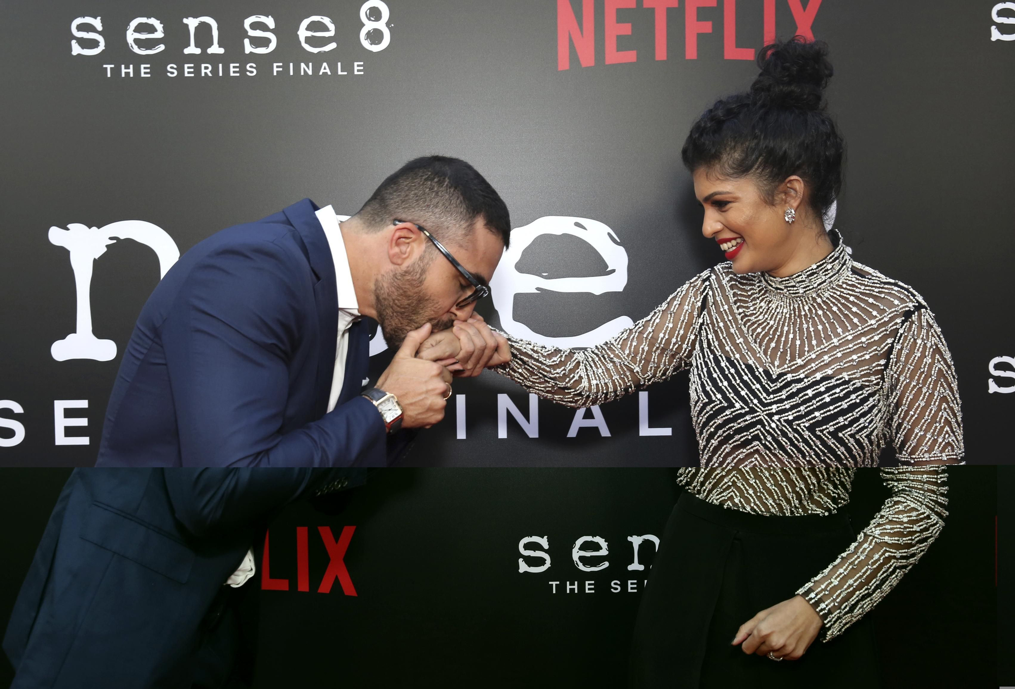 Miguel Ángel Silvestre besa la mano de Tina Desai en la première de Sense8