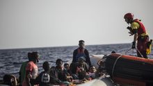 La lancha del Open Arms acude al rescate de 59 personas en el Mediterráneo.