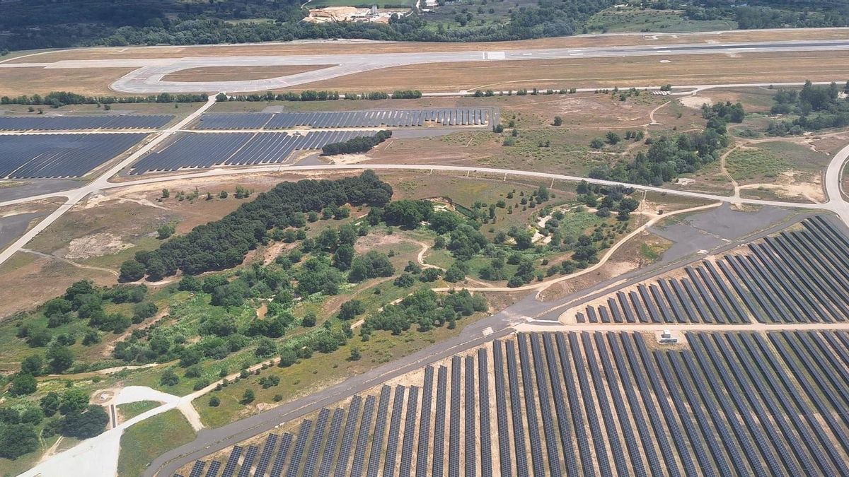 Los afectados por el accidente de Spanair confían en que Transportes retire las placas solares junto al monumento en recuerdo a las víctimas
