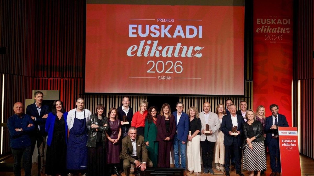 Foto de familia de los premiados en la primera edición de los Premios Euskadi Elikatuz