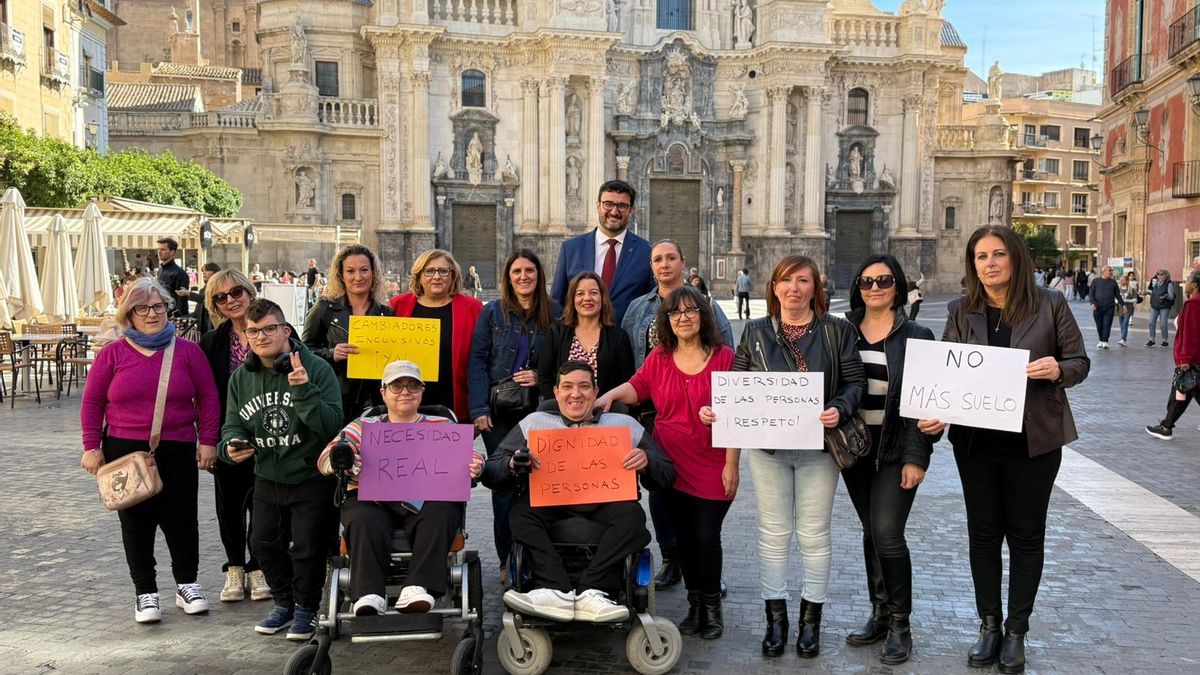 El PP rechaza la instalación de cambiadores inclusivos en Murcia: "No tenemos ninguna opción para salir con nuestros hijos"