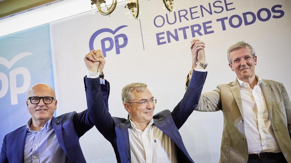 Manuel Baltar (izquierda), Luis Menor (centro) y Alfonso Rueda (derecha) en un mitin en 2023