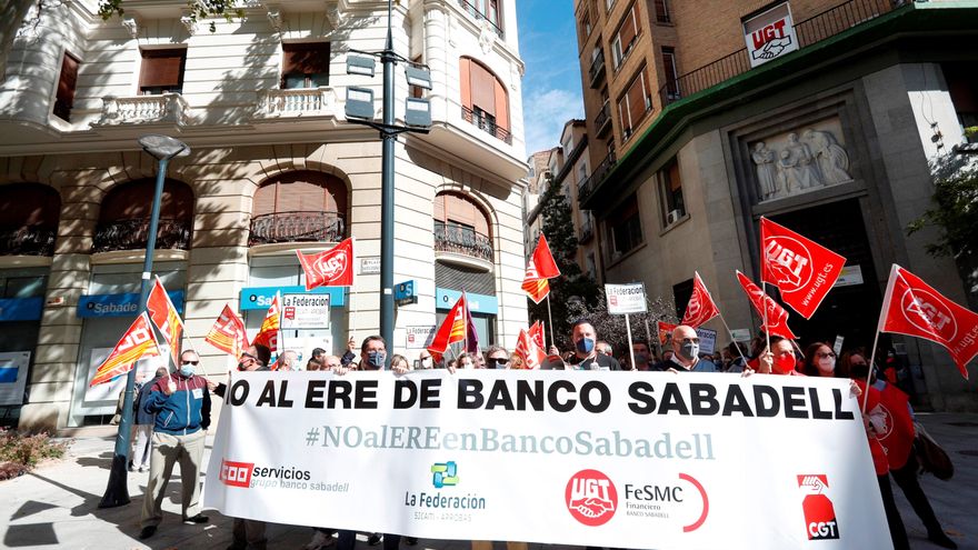 Acuerdo entre Sabadell y sindicatos para el ERE con entre 1.380 y 1.605 salidas