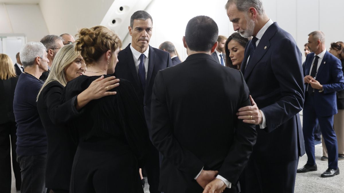 Los reyes Felipe y Letizia, junto a Pedro Sánchez, conversa con familiares de las víctimas de la dana en el funeral de Estado