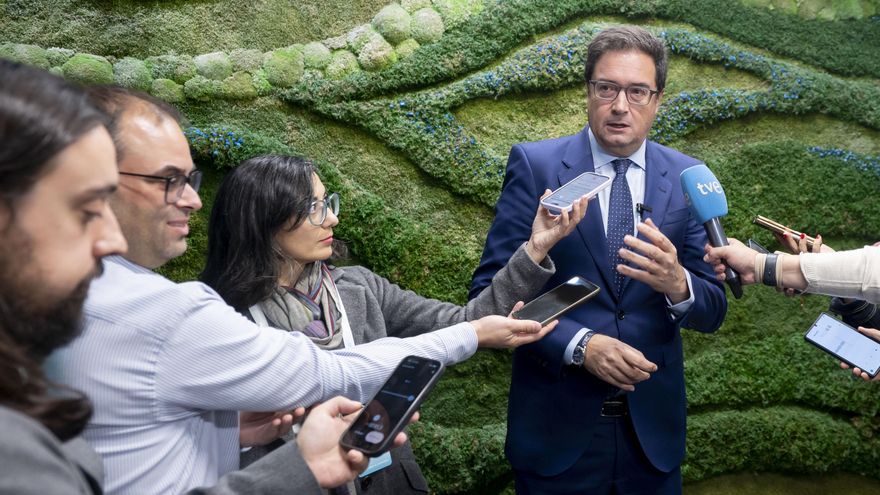 El ministro para la Transformación Digital y de la Función Pública, Óscar López, atiende a los medios a su llegada a la presentación de IndraMind en la sede de Indra.