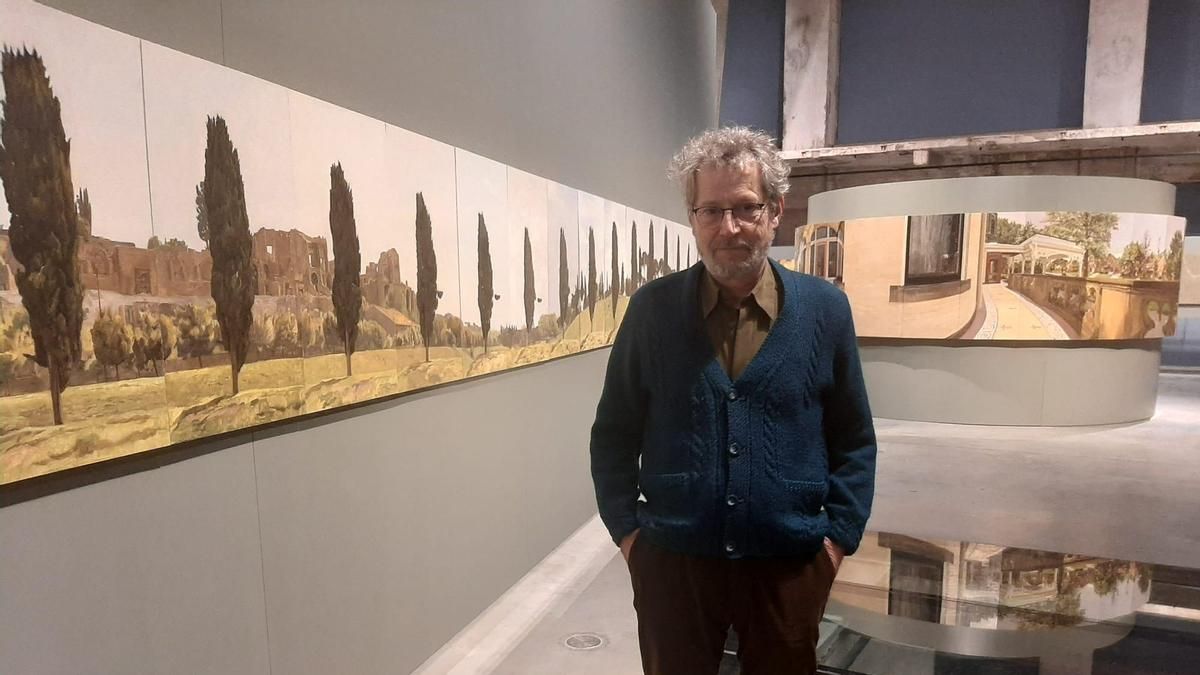 El pintor Félix de la Concha, en la exposición 'Félix de la Concha. Coreografías de la atención' en La Térmica Cultural de Ponferrada. 