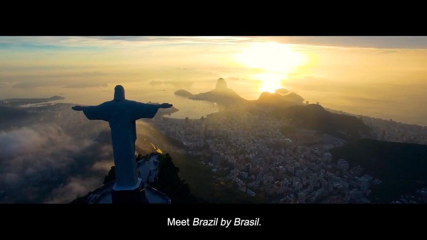 La campaña para los extranjeros se diseñó después de las críticas internacionales por la conducta del gobierno de Bolsonaro, en especial durante los incendios en la Amazonía. La campaña afirma que Brasil es un ejemplo de sostenibilidad y conciencia ambiental.