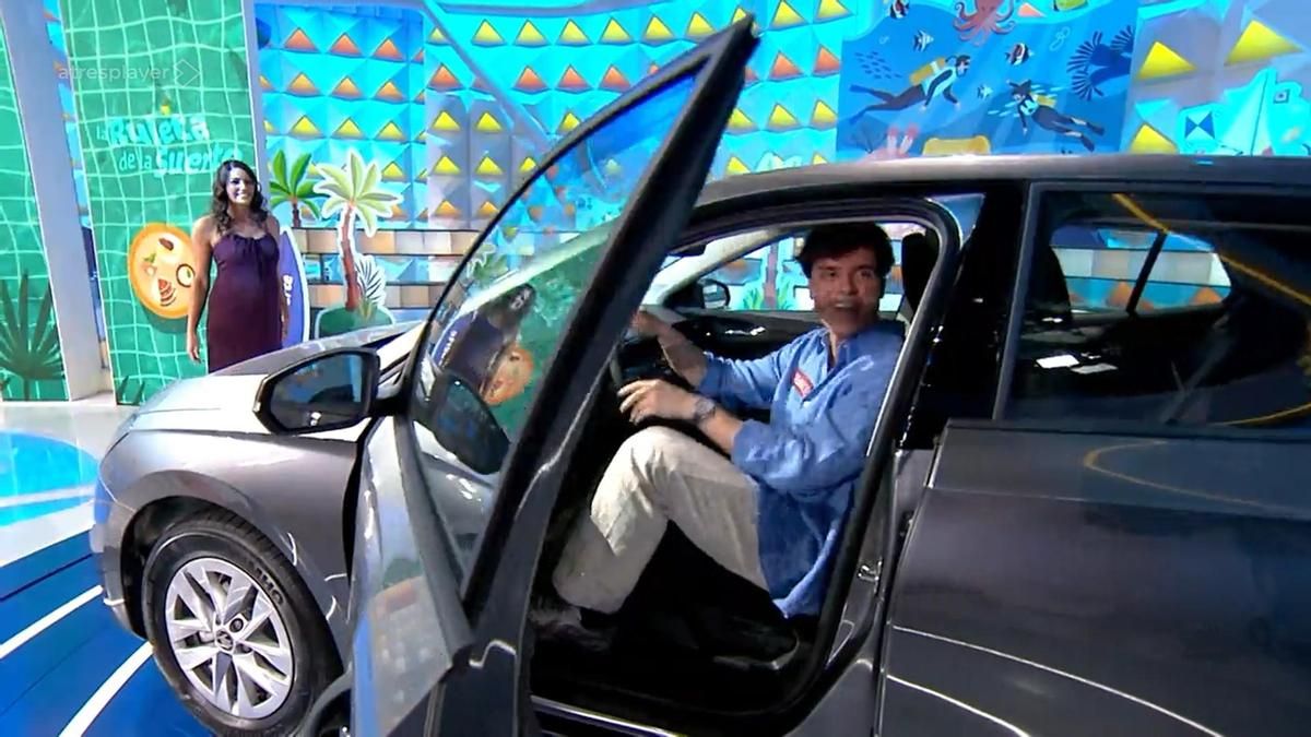 'La Ruleta' entrega el coche a un concursante tras resolver el panel final en solo dos segundos: "Es broma, ¿no?"