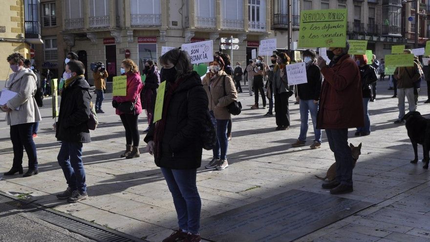 Decenas de personas reclaman contra los recortes en los servicios públicos: "No podemos seguir parados ante el desmantelamiento progresivo"