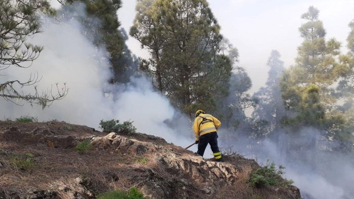 Un bombero de Gran Canaria, sofocando un fuego.