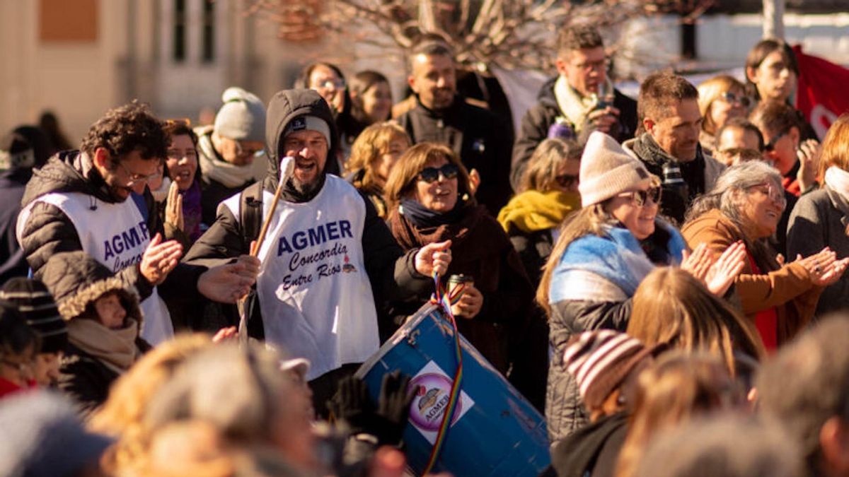 Docentes y estatales paran en Entre Ríos y Neuquén contra reformas que afectan salarios, jubilaciones y regalías