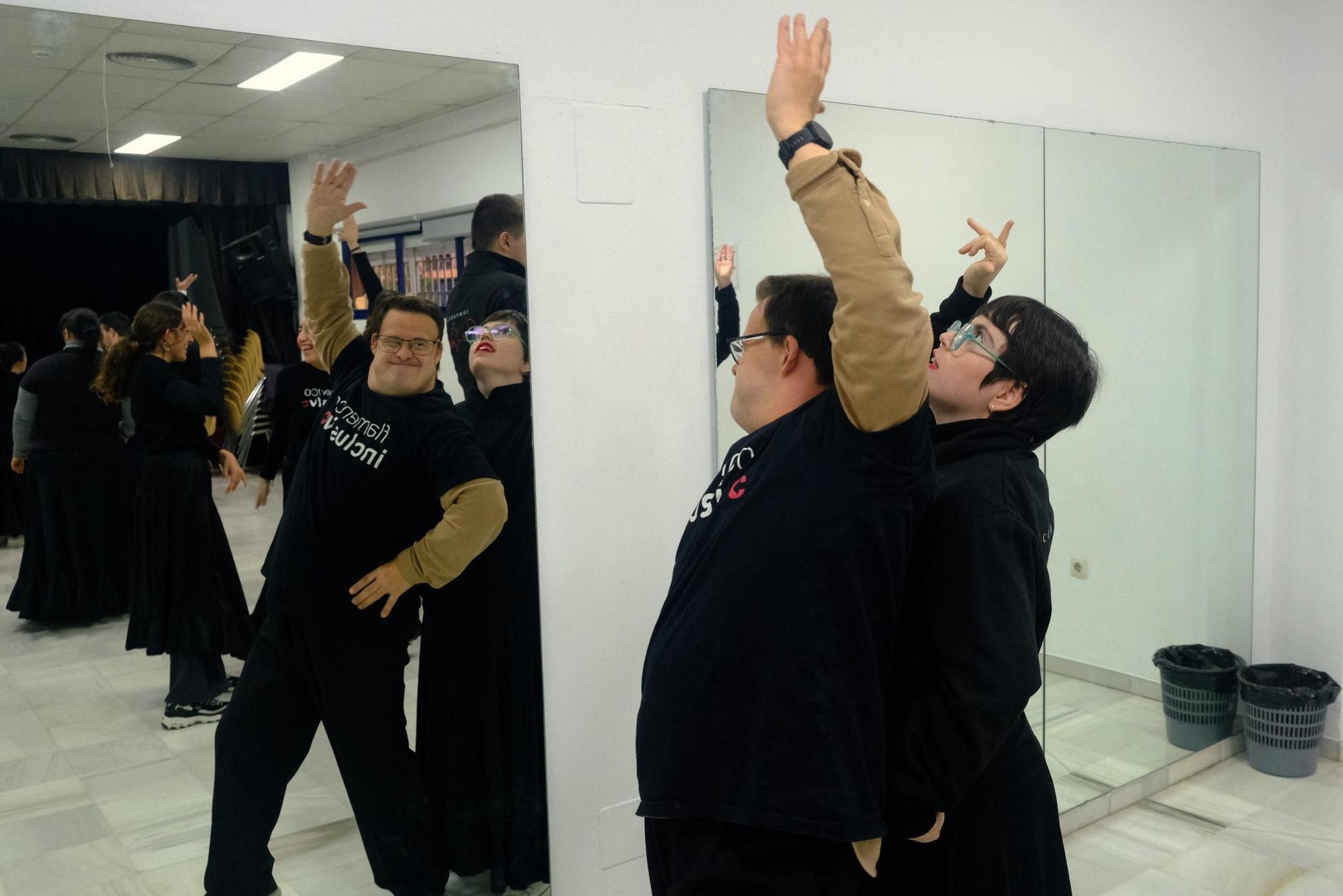 Dos bailarines de Flamenco Inclusivo, en el grupo de menor edad.