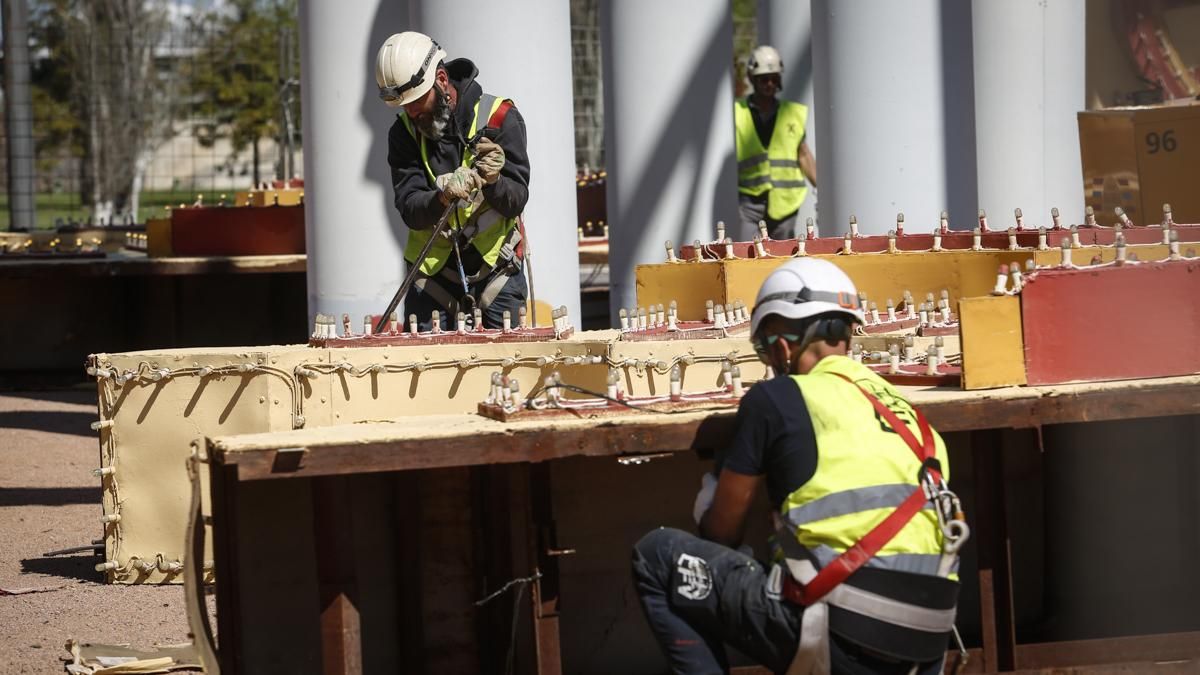 Comienza el montaje de la portada de la feria 2026