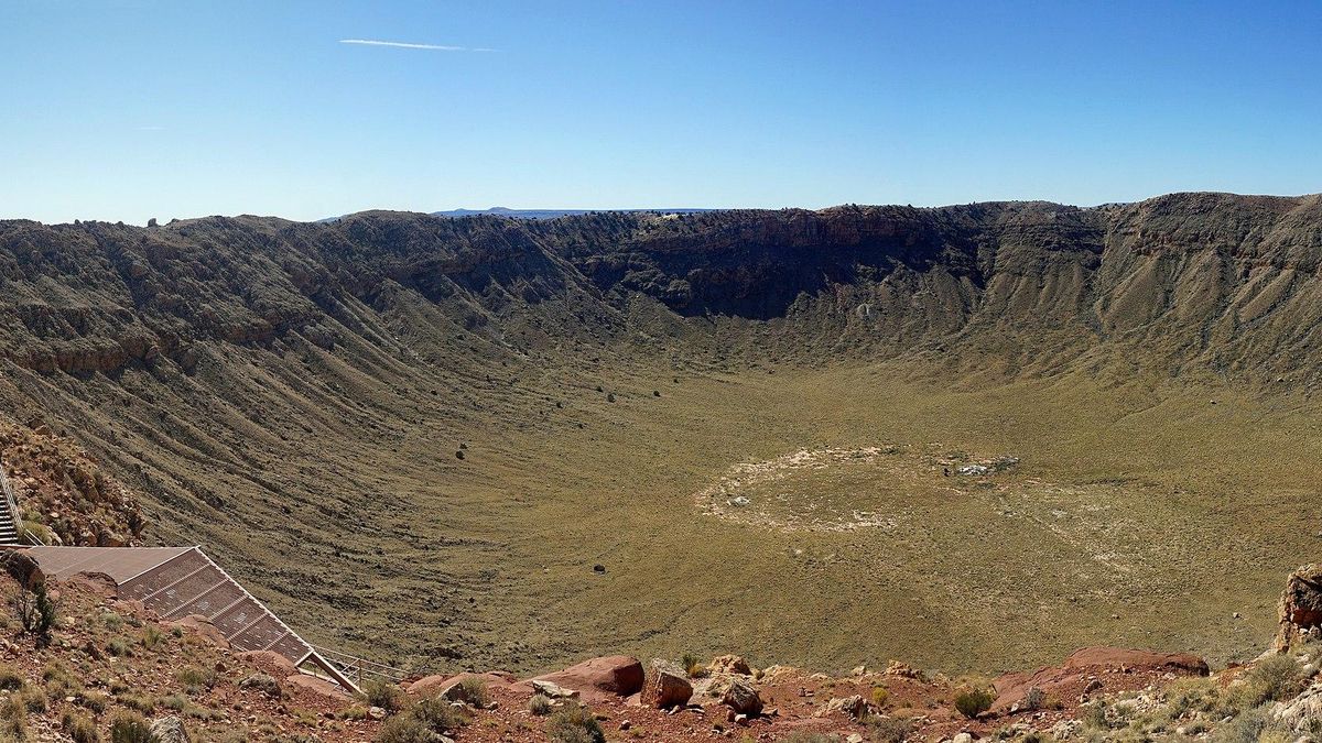 난코베프 지역의 석회암 벽이 무너지고 기록된 지진의 강도는 강 수로가 어떻게 폐쇄되었는지를 설명합니다.