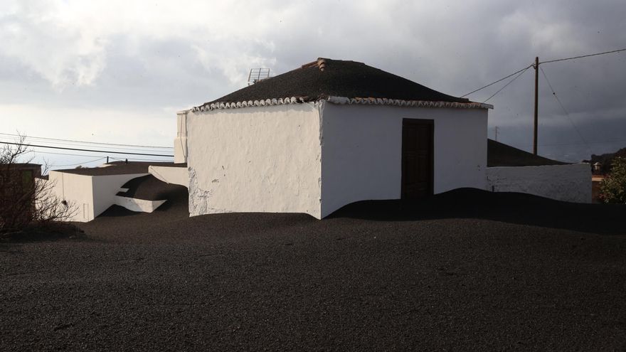 Edificaciones cubiertas de ceniza en Las Manchas por el volcán de La Palma.