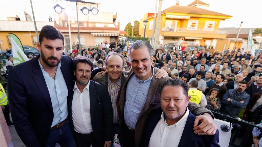 El secretario general de Vox, Javier Ortega Smith (2d), el presidente de Vox en Murcia, José Ángel Antelo (i) y el diputado de Vox en Murcia Pascual Salvador (d) a su llegada a un acto del partido en la plaza San Bartolomé de la barriada de Pedriñanes de la pedanía de Era Alta, a 29 de abril de 2022, en Era Alta, Murcia (España). La Era Alta es la única pedanía de Murcia liderada por Vox.