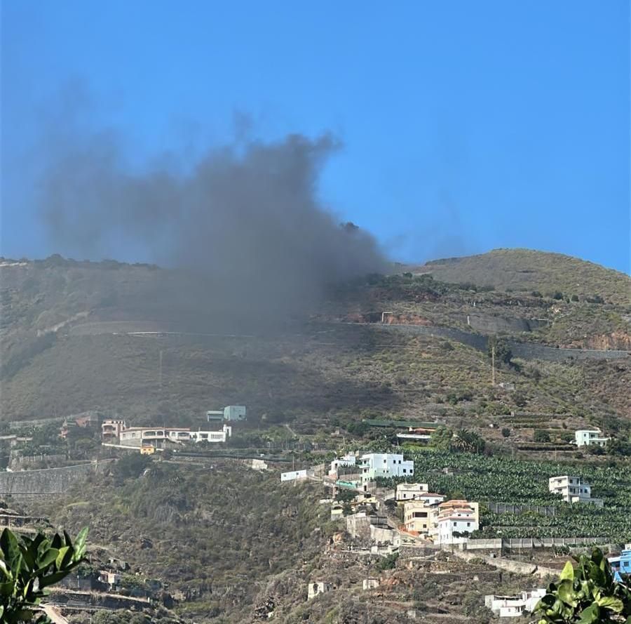 El fuego de este miércoles en un solar de Barlovento originó una  densa humareda.