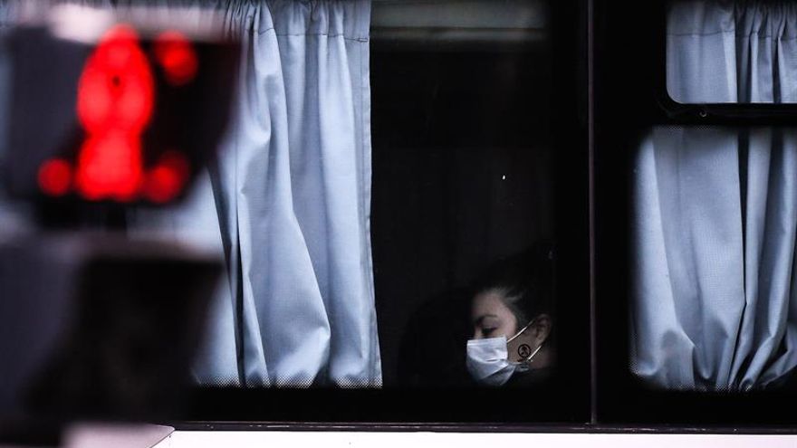 Una mujer con tapabocas viaja este jueves en un bus, en Buenos Aires (Argentina).