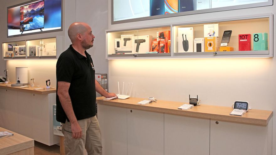 Carlos Jiménez, gerente de la empresa Tu Tienda Experta. El comercio ha llevado a cabo un proceso de digitalización para trasladar a una página web los productos del local. "Cualquier cliente que nos visita físicamente, puede consultar en una pantalla física todo nuestro catálogo con detalles, precios y explicaciones", explica Jiménez.
