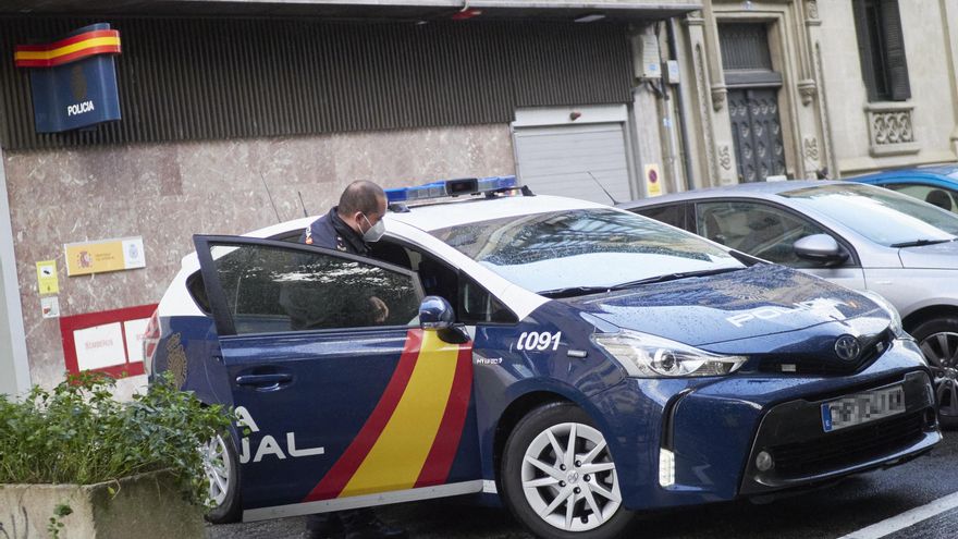 Archivo - Un agente de la Policía Nacional se introduce en un vehículo aparcado en Pamplona, Navarra (España), a 13 de octubre de 2020