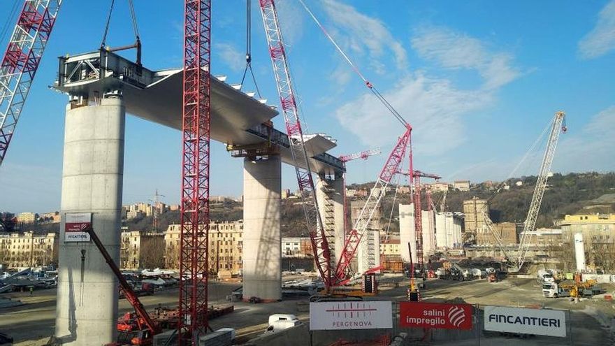 Vista general del puente que se construye en la ciudad de Génova (Italia) para sustituir al Puente Morandi, el pasado 23 de enero. Año y medio después de la caída del puente que dejó 43 muertos y partió a Génova en dos, la ciudad avanza hacia su normalidad con la construcción de un nuevo viaducto que volverá a conectar la urbe con el norte de Italia y el sur de Francia, y cerrará una herida que todavía continúa abierta.