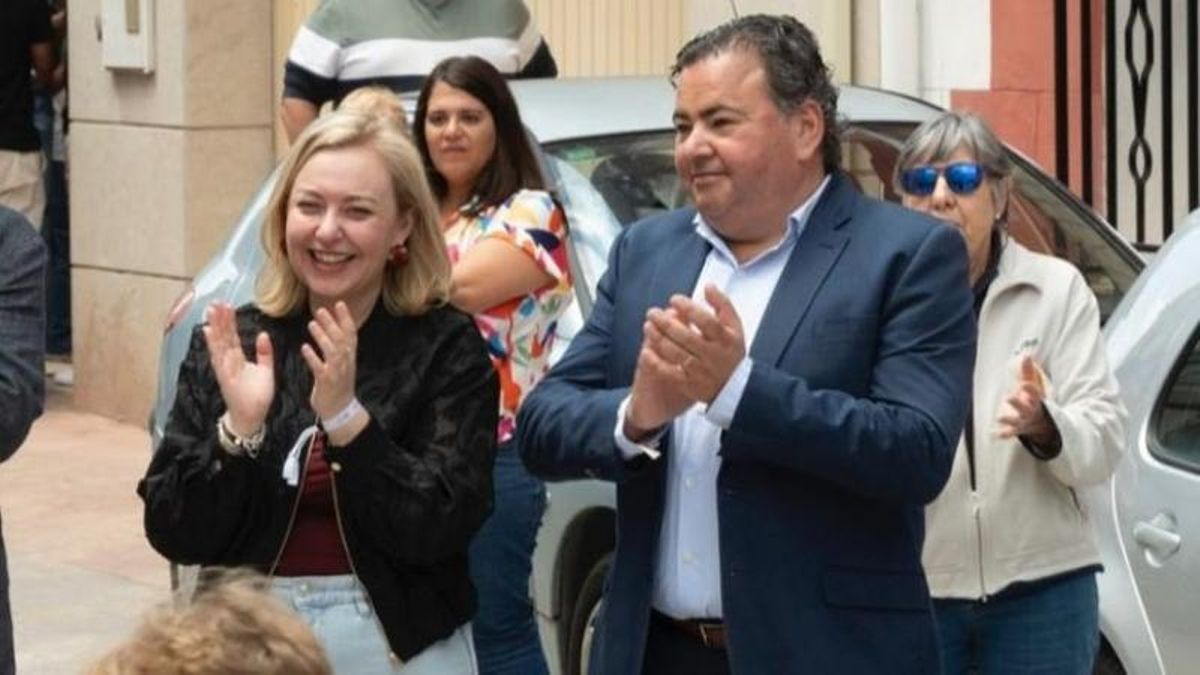 El alcalde de El Palomar, Jordi Vila, junto a la vicepresidenta de la Diputación de Valencia, Natàlia Enguix, ambos de Ens Uneix, en una imagen de archivo.