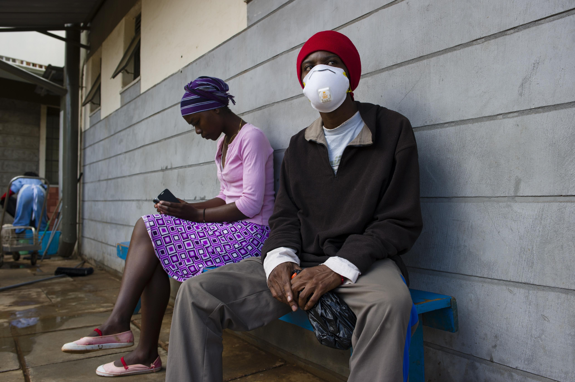 Jackson Ashiono padece tuberculosis multiresistente a los medicamentos. Jackson nació en Kibera y continúa viviendo en el suburbio. Tuvo que dejar sus trabajos ocasionales cuando supo que tenía tuberculosis. “No sabía lo que era la tuberculosis multirresistente, el tratamiento no funcionaba y cada vez estaba peor. Ahora sigo un tratamiento gratuito contra esta forma de la enfermedad”. Fotografía: Phil Moore