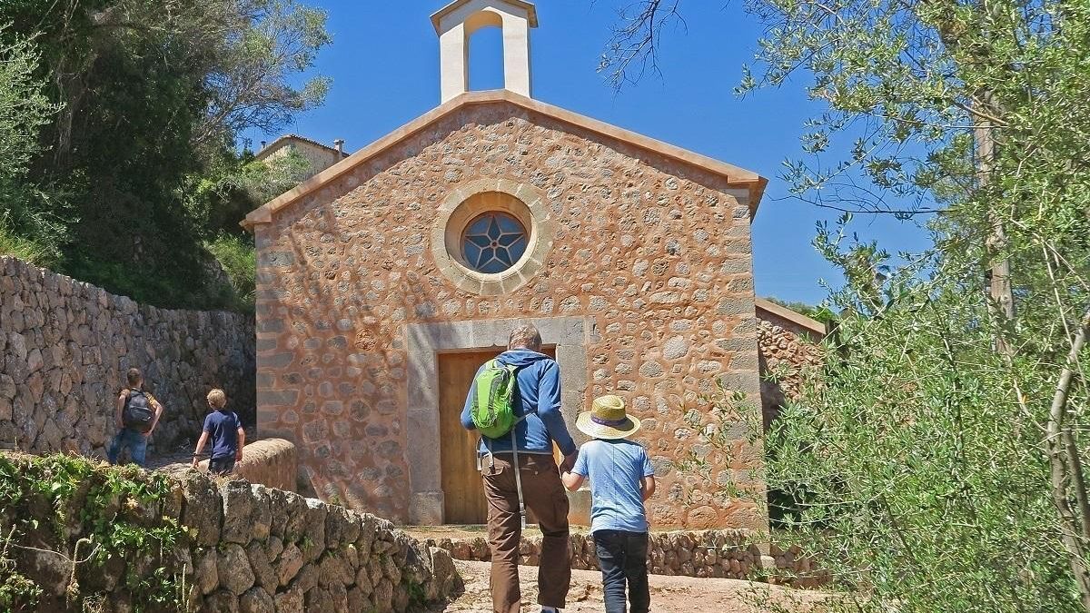 Tramo de la ruta de la 'pedra en sec' con excursionistas. Imagen de archivo/ Europa Press