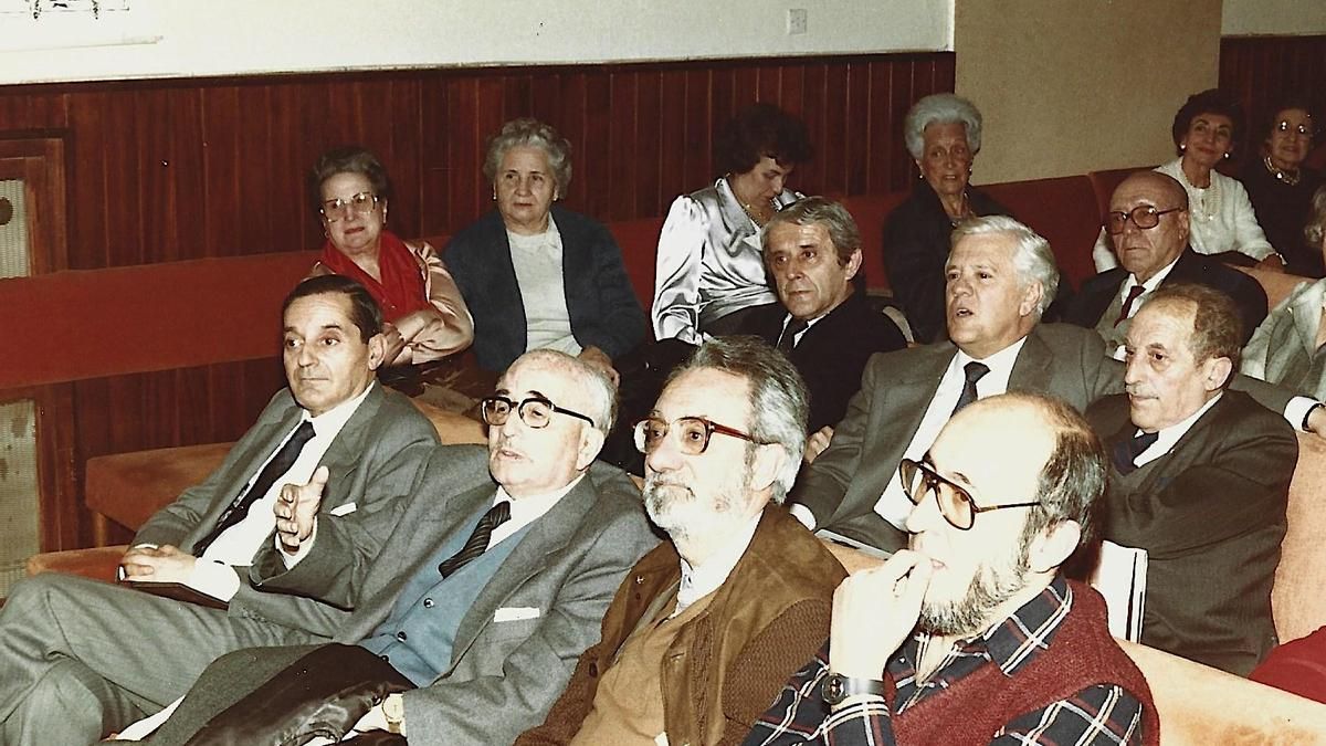 De derecha a izquierda en primer término, Manuel Jular, Antonio Pereira y Luis Alonso Luengo, en una fotografía de los años ochenta. 