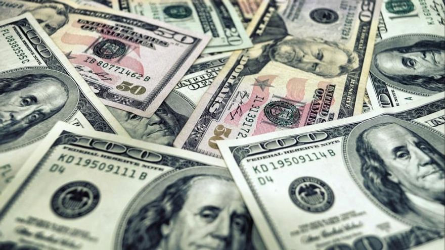 Cede el dólar blue, los bonos siguen en caída libre y el riesgo país alcanza un nuevo récord