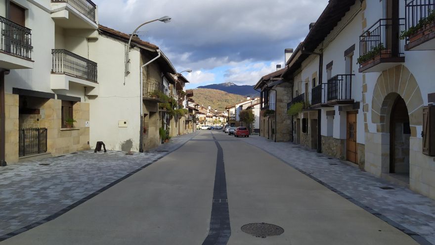 Una calle de Arbizu vacía tras el cierre perimetral de Navarra decretado en octubre