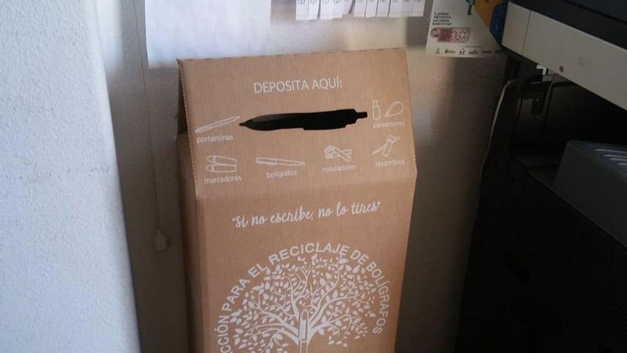 Uno de los contenedores para el  reciclaje de bolígrafos y otros materiales de escritura