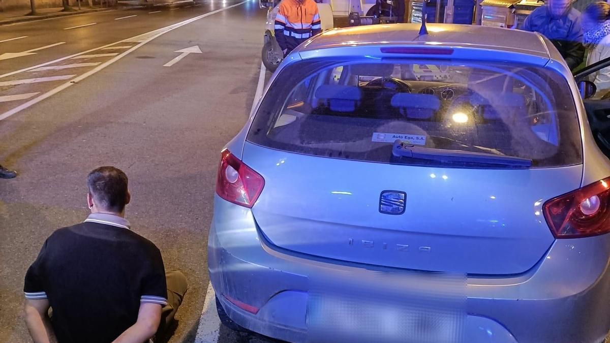 Huida en un coche robado y con orden de alejamiento hasta chocar con un bordillo y ser detenido