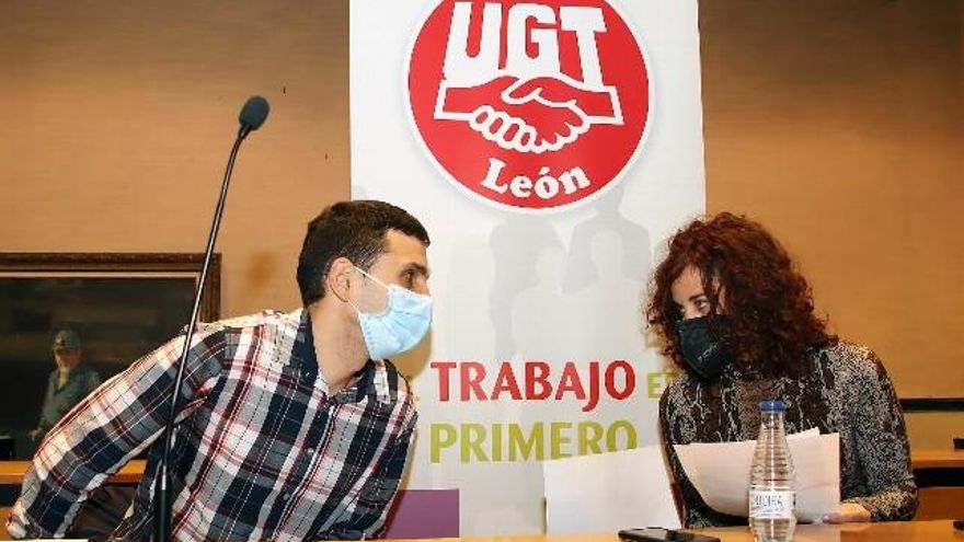 Ruth Sanz y Alberto Fernández analizan la situación de las residencias de León y Ponferrada. / Peio García / ICAL